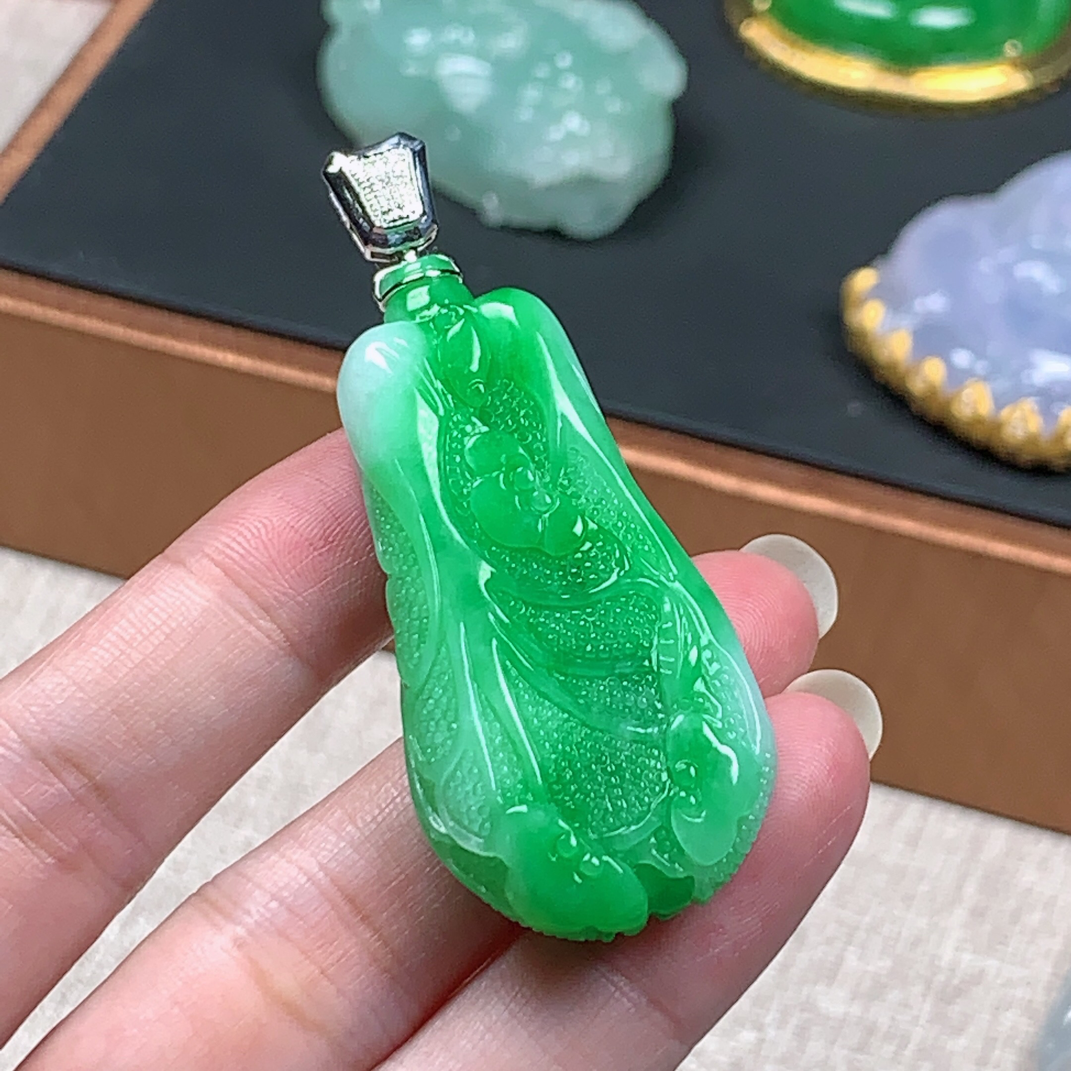 天然翡翠A货，18k扣飘绿白菜挂件58*23*10mm0417绿色镶嵌精美