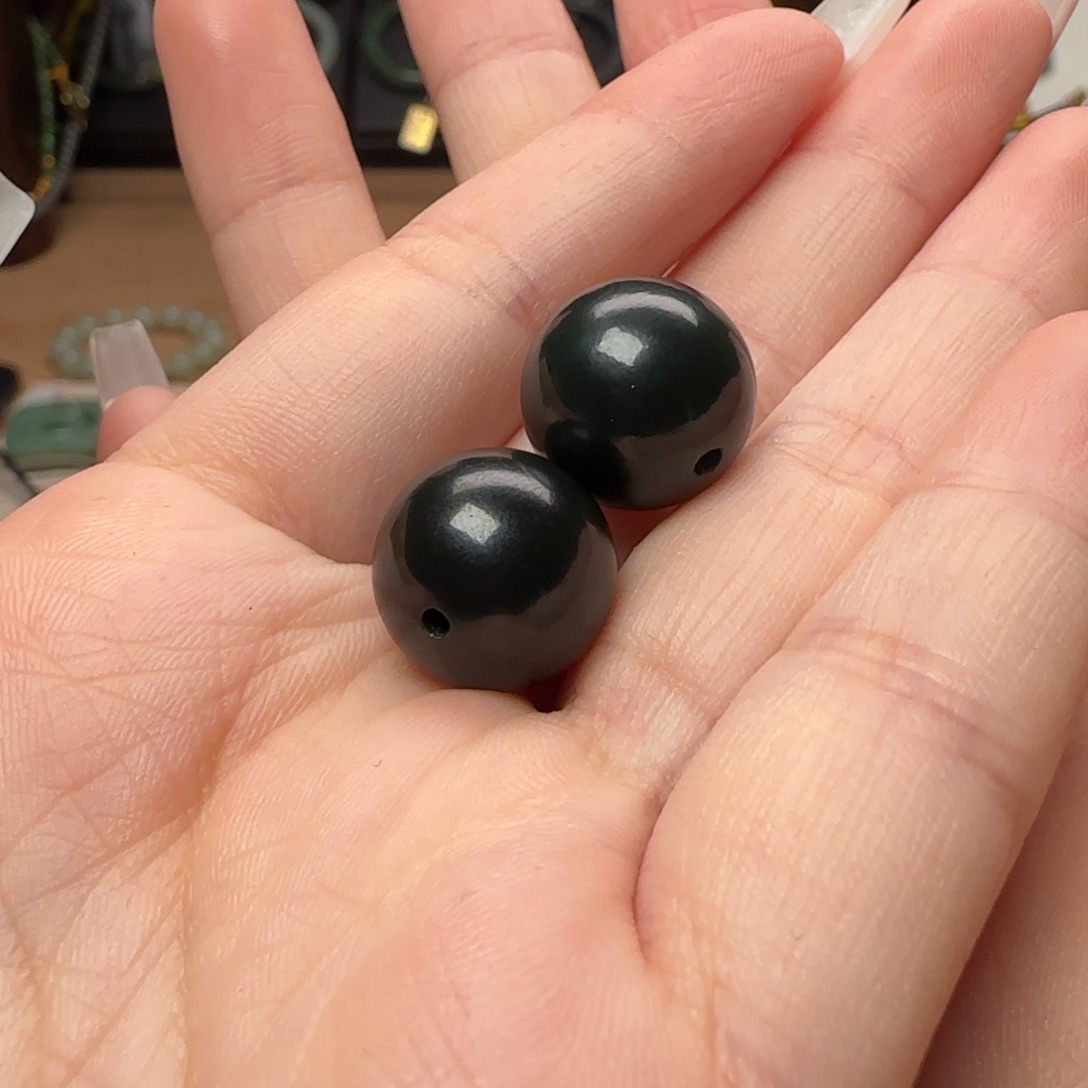 和田玉未镶嵌颈饰黑青14mm66一对