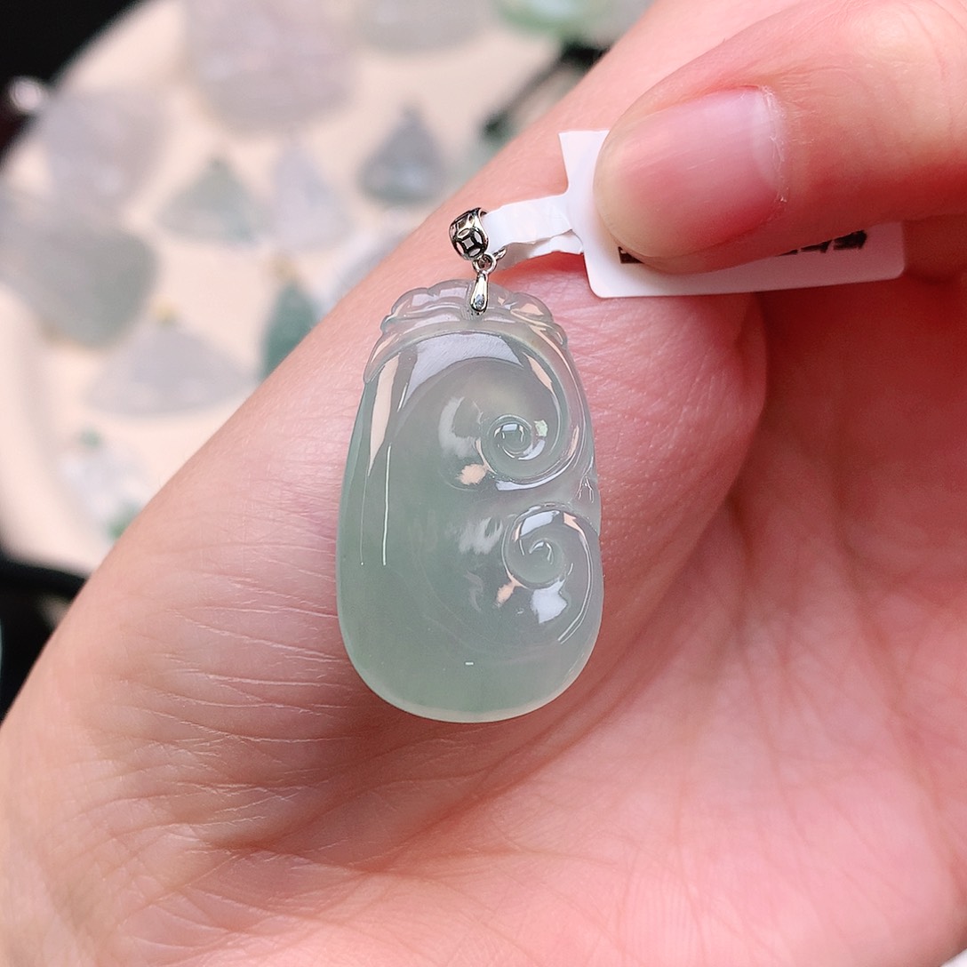 翡翠颈饰18K金镶嵌绿如意28.5、17.3、4.6