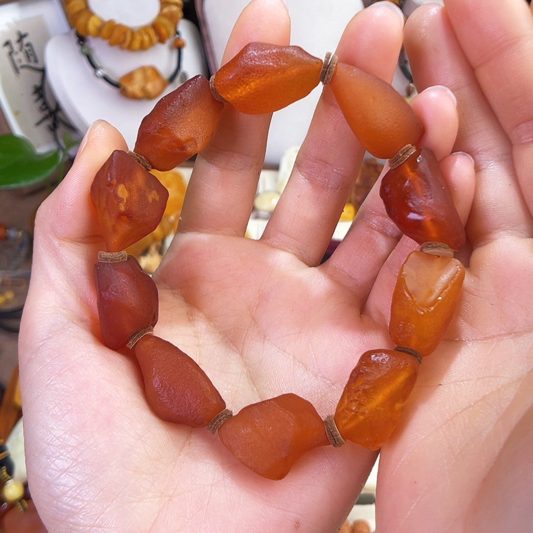 琥珀珠宝奇石未镶嵌。