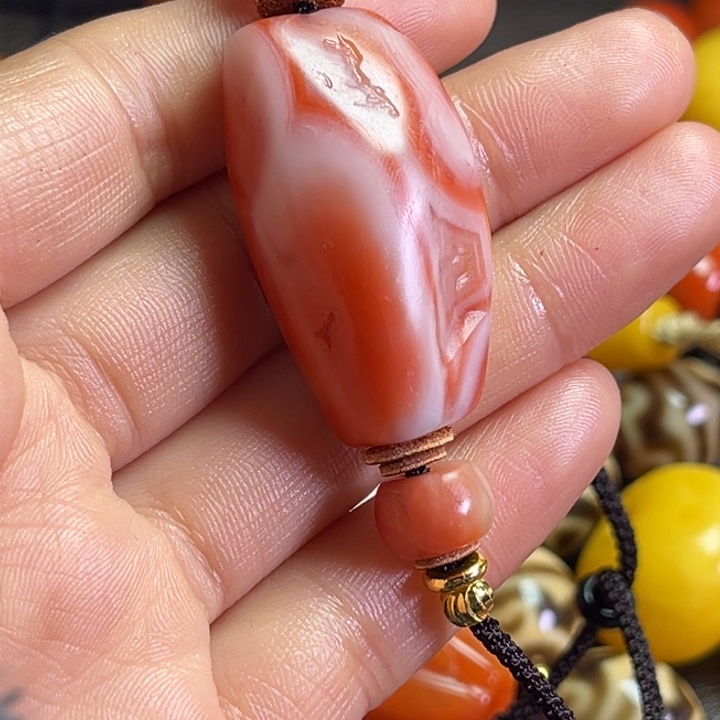 颈饰琉璃周琉璃………..