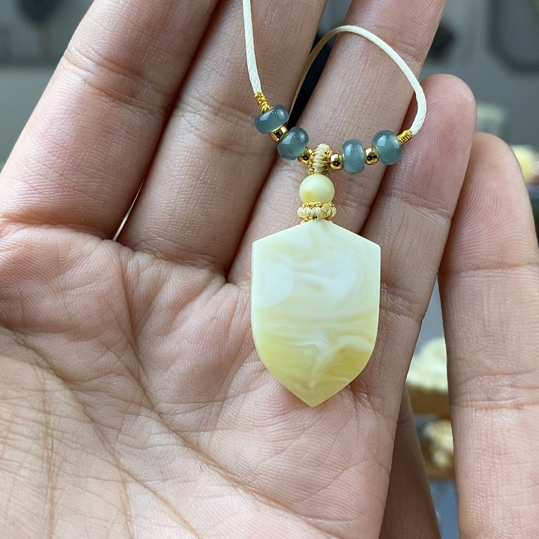 琥珀裸石未镶嵌蜜蜡盾牌