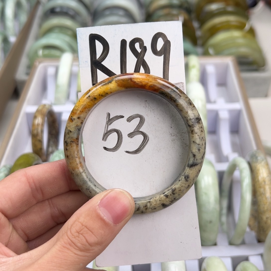 岫玉手镯未镶嵌天然岫玉微瑕，可以正常佩戴