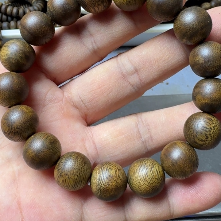沉香手串晨****）乌身手串12克