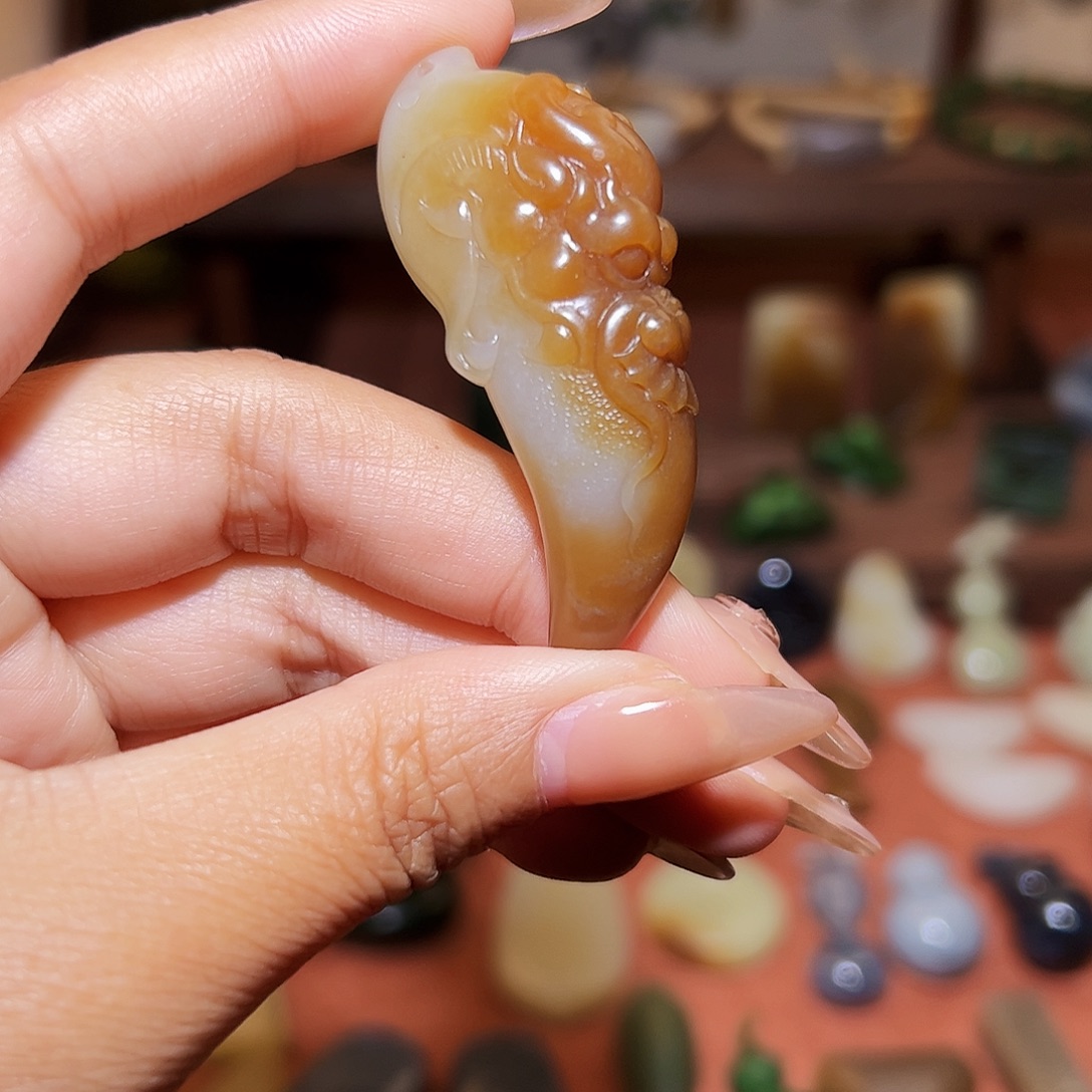 六***士和田玉未镶嵌颈饰