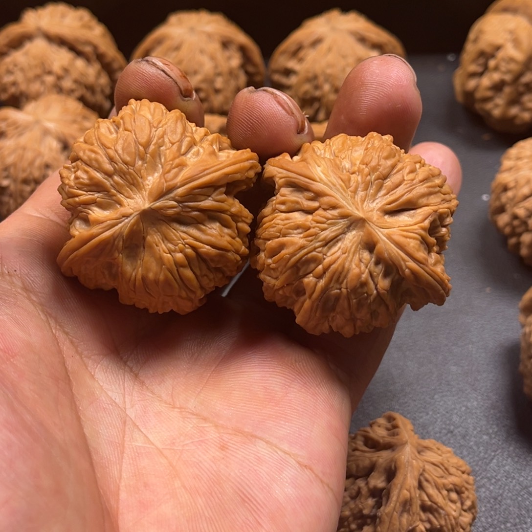 读***赖吊坠桃核文玩核桃
