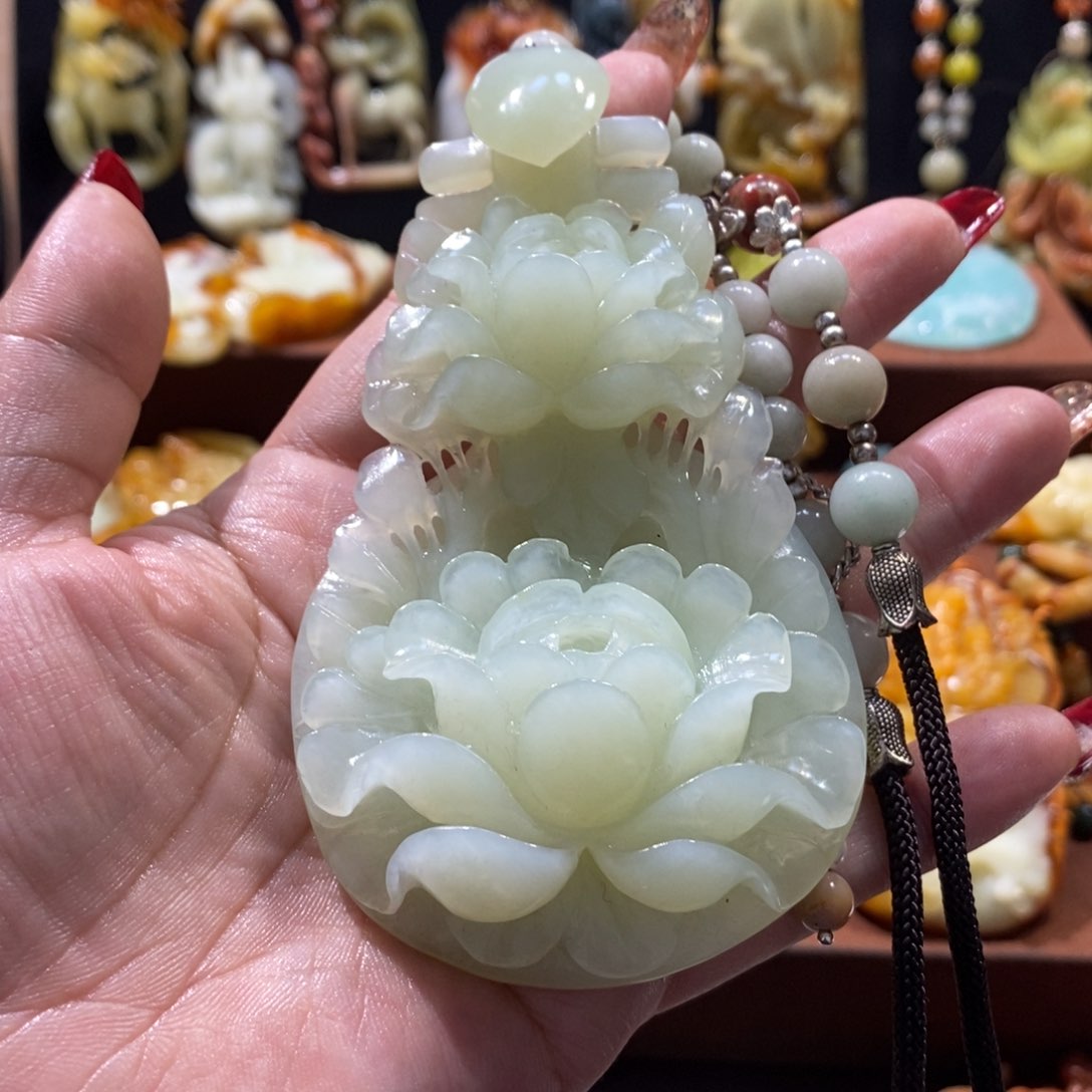 蛇纹石玉颈饰未镶嵌