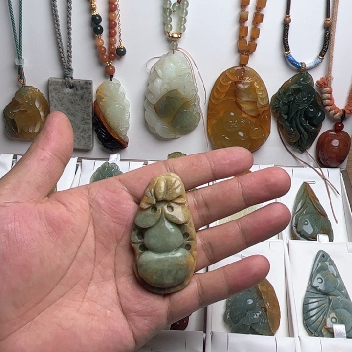 蛇纹石玉合金颈饰