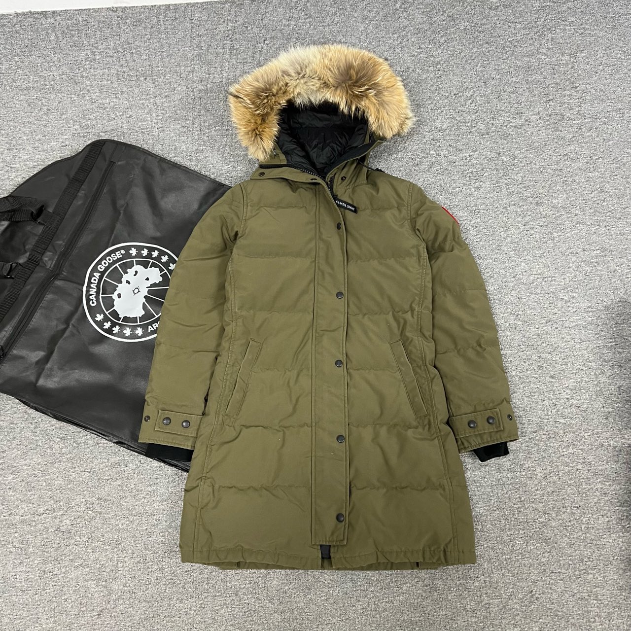 99新 加拿大鹅 加拿大鹅军绿色羽绒服 s 码