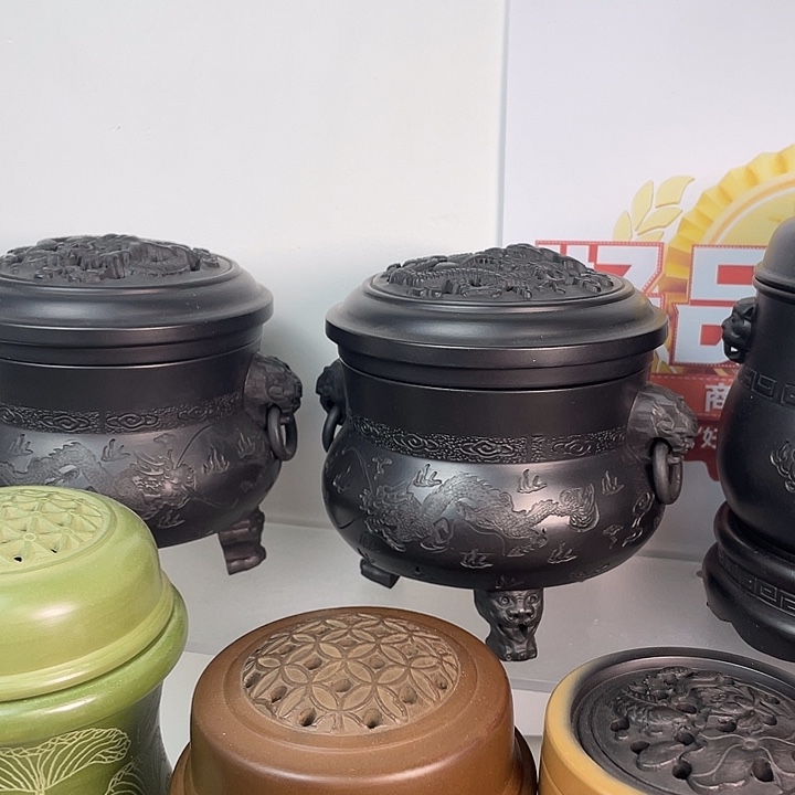 張***华一对三足。           