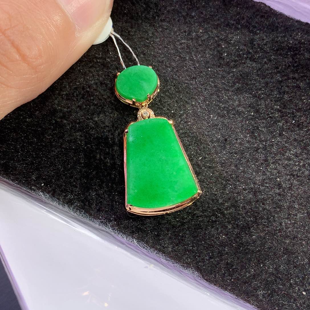 翡翠18K金镶嵌吊坠(赠链)