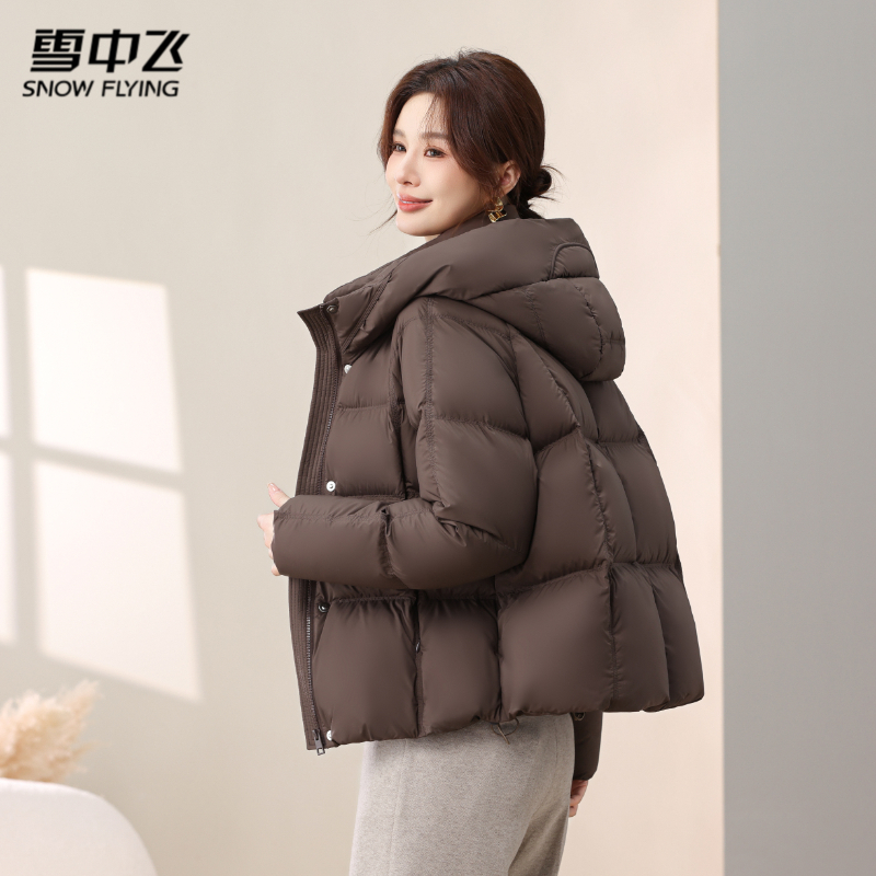 雪中飞2025冬新款女士短款龟背羽绒服连帽简约时尚美拉德柔软外套