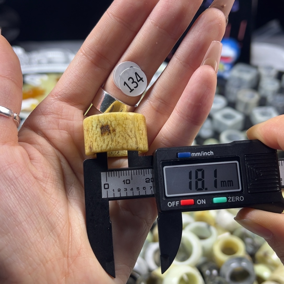 蛇纹石玉未镶嵌戒指