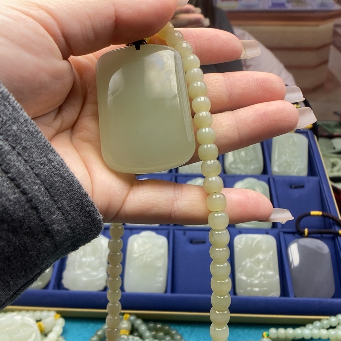 和田玉颈饰未镶嵌?*梁