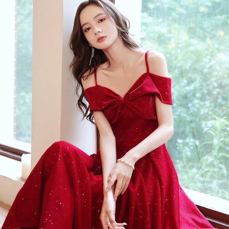小个子一字肩红色吊带连衣裙2025新款优雅轻奢结婚礼服裙高级质感