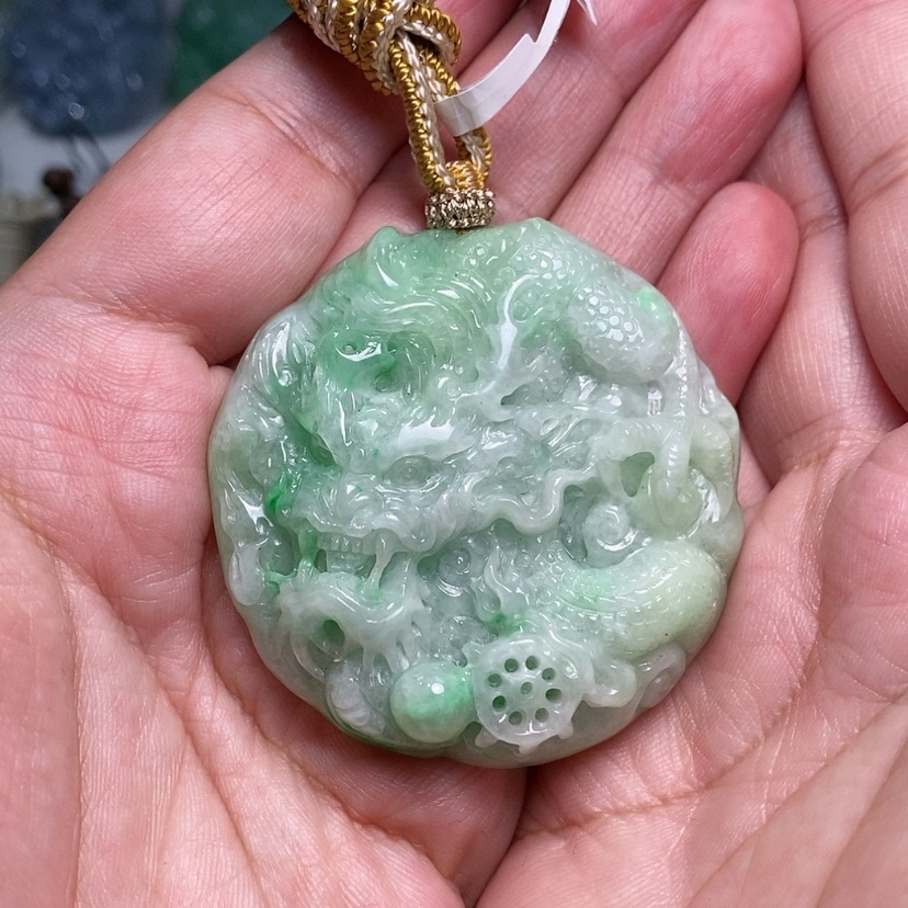 【闪购商品】翡翠未镶嵌颈饰。