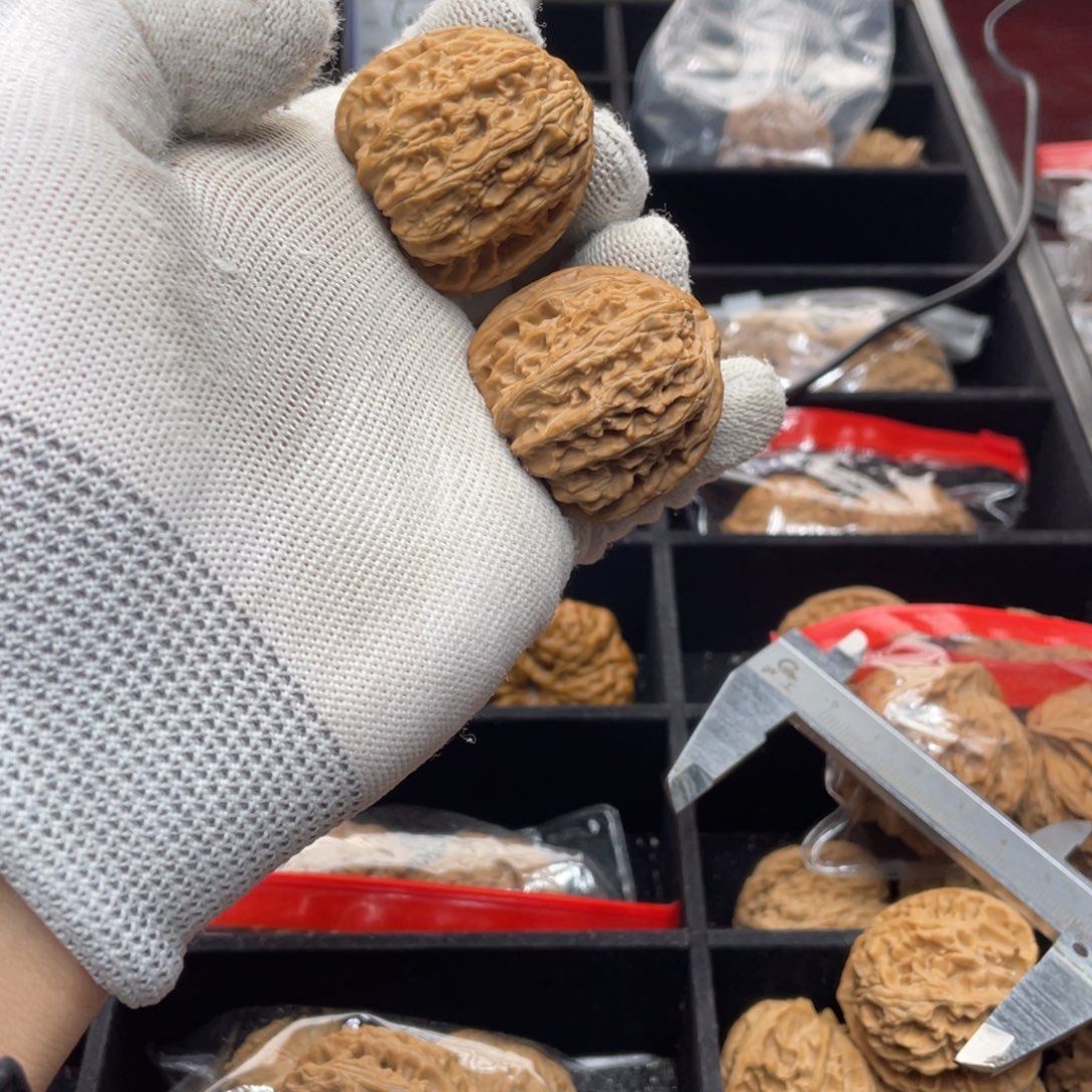 文玩核桃把件三角白 109