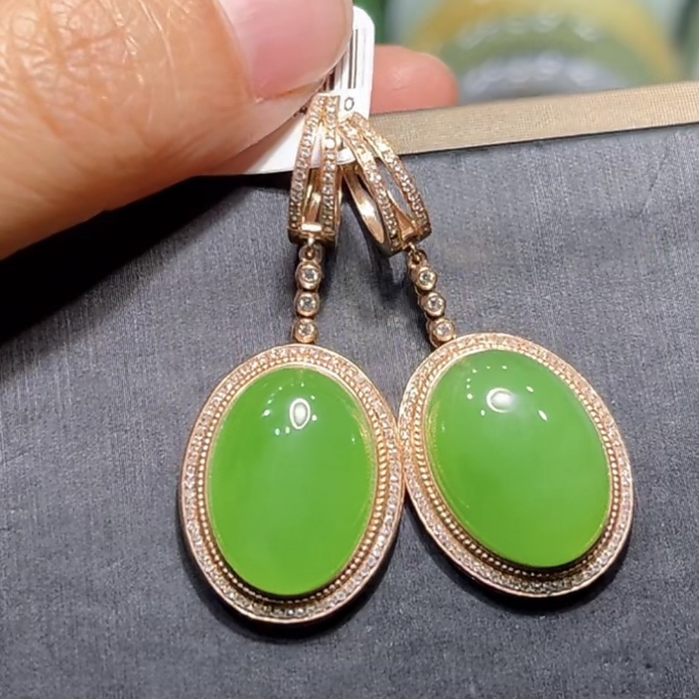 和田玉俄料碧玉高色苹果绿耳扣18K金镶嵌