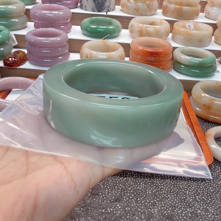 一***光石英岩玉手镯未镶嵌