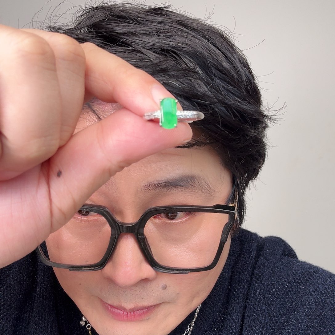 翡翠未镶嵌颈饰一件