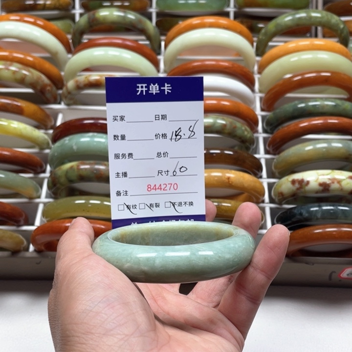 蛇纹石玉未镶嵌手镯￥*
