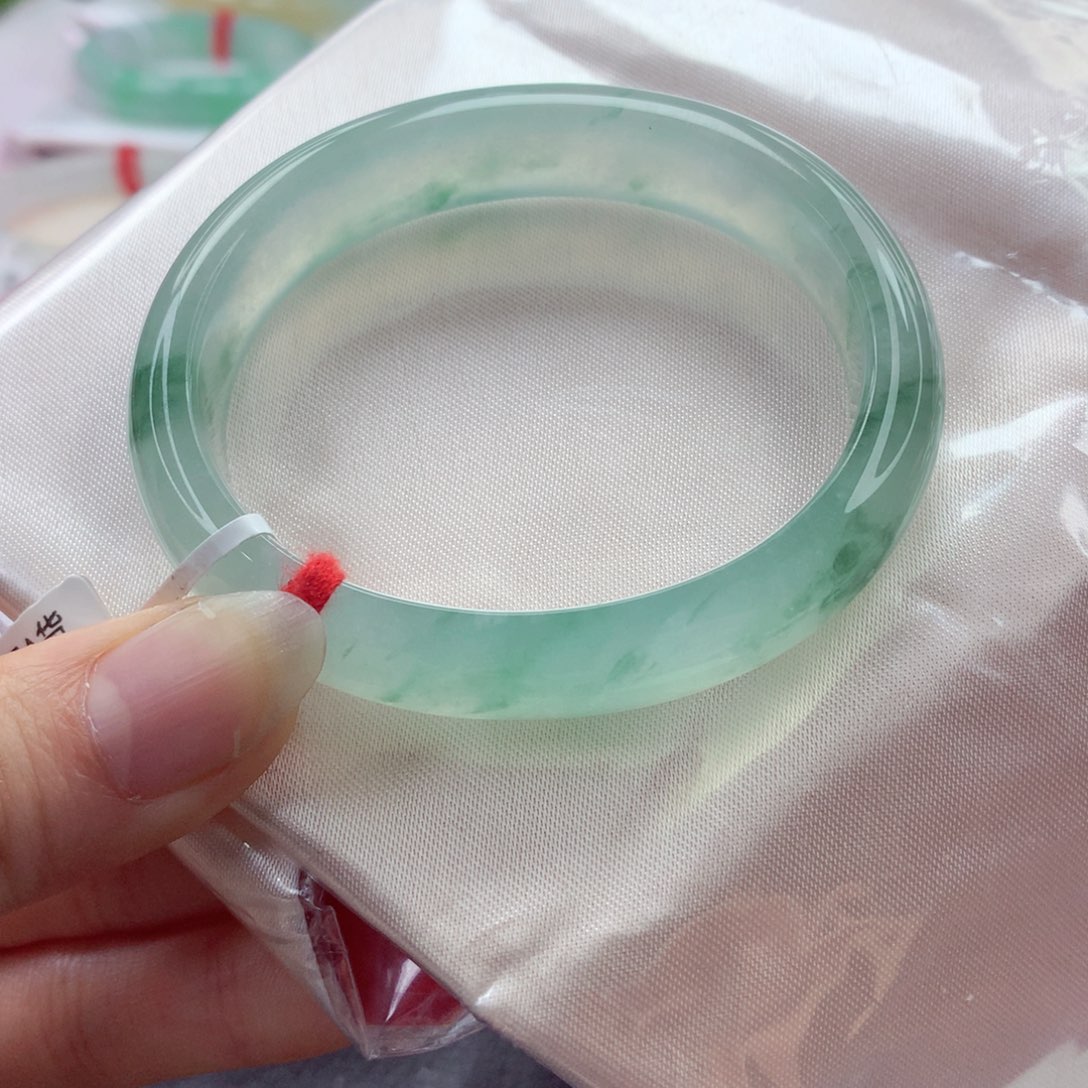 翡翠手镯（贵妃镯）未镶嵌冰胶飘花，小小