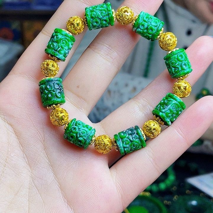 翡翠未镶嵌颈饰多样性