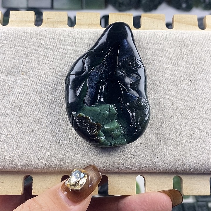 蛇纹石玉未镶嵌颈饰