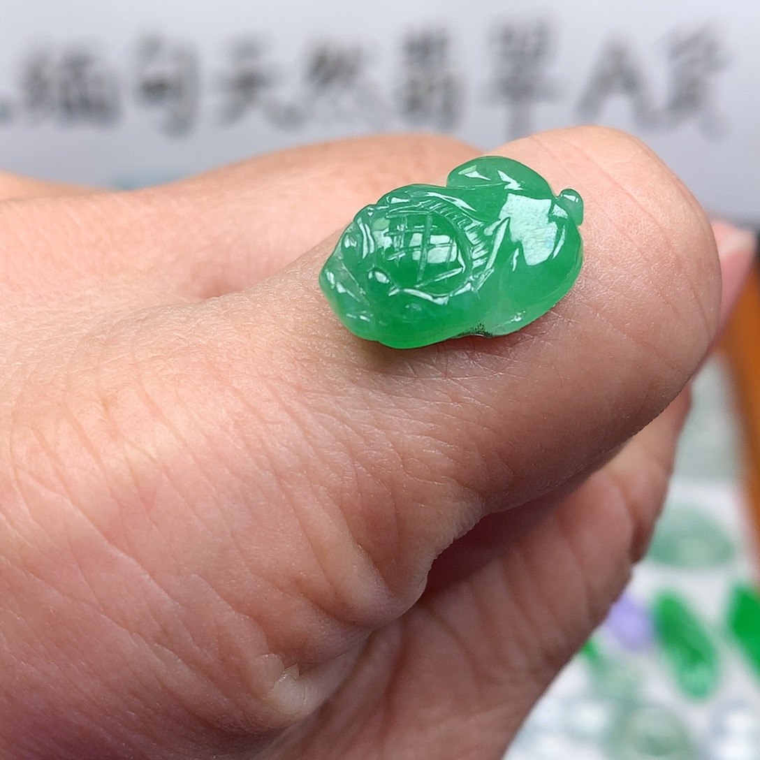 翡翠裸石缅甸天然A货翡翠阳绿貔貅