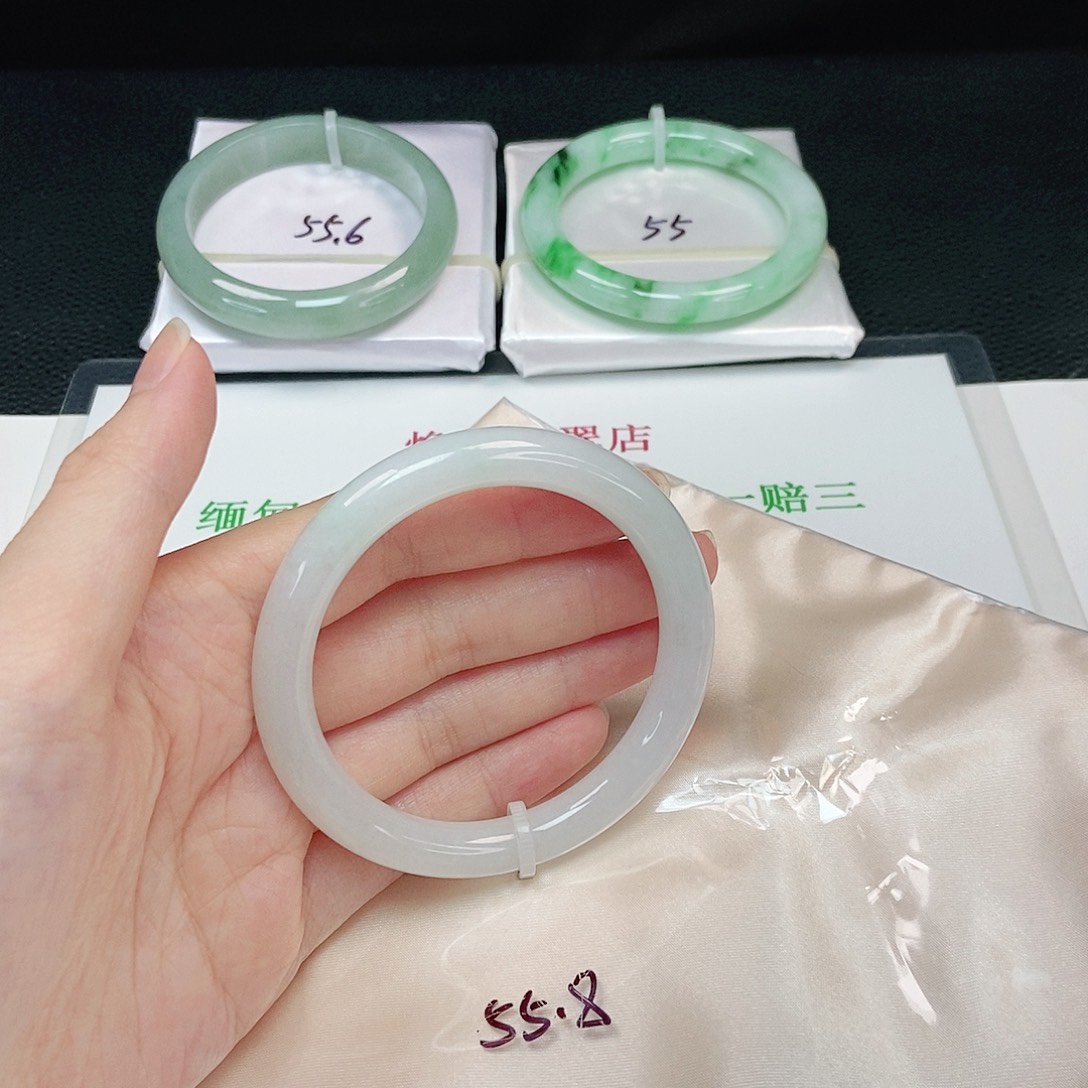 翡翠手镯未镶嵌圆条