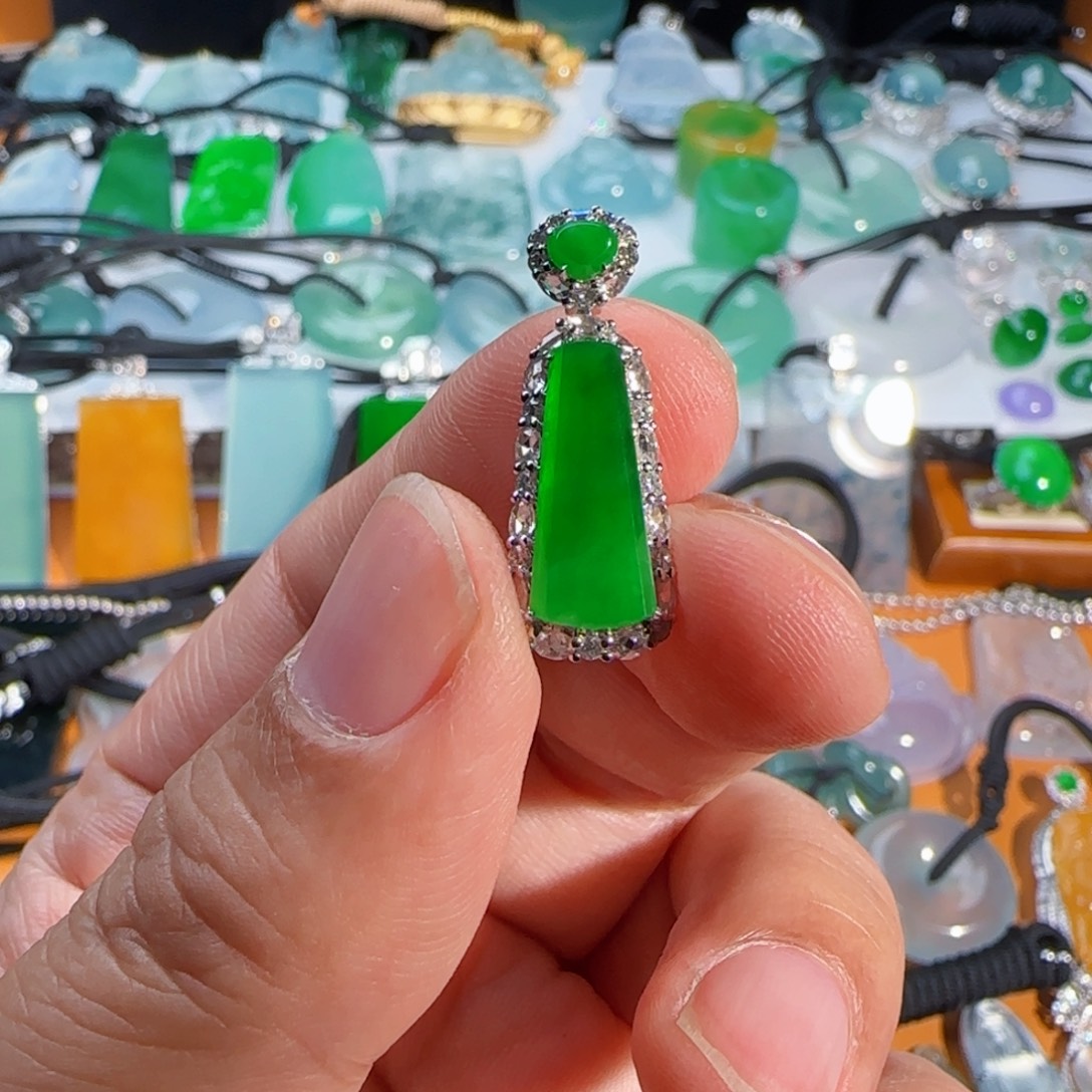 翡翠18K金镶嵌颈饰冰阳绿小无事牌