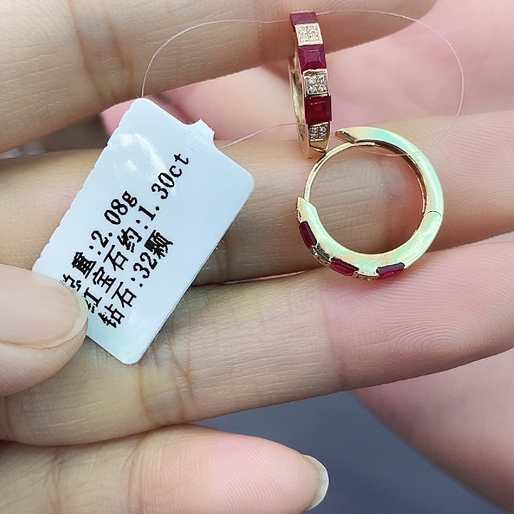 耳饰18K金镶嵌红宝石1.30克拉鸽血红