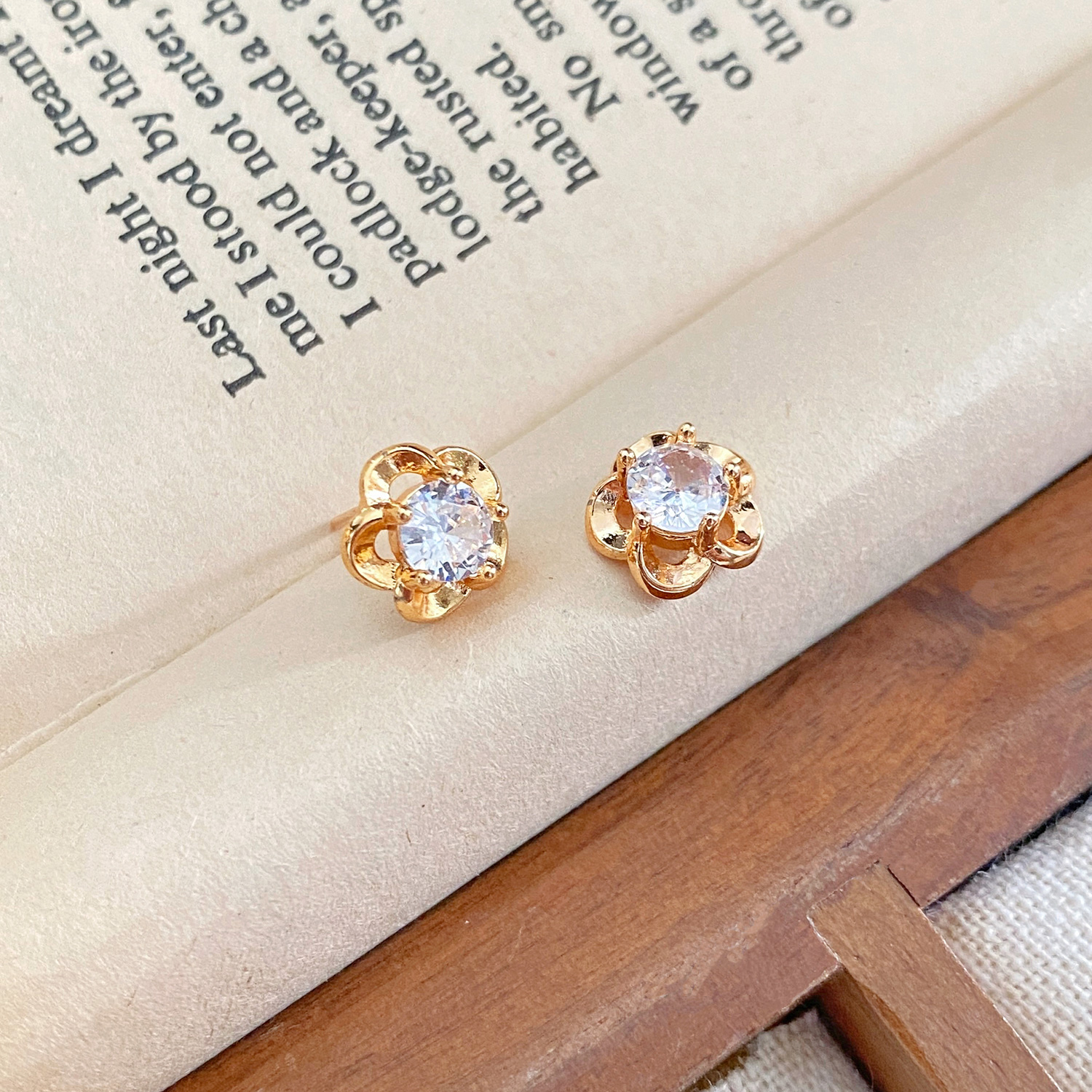 铜合金合成锆石耳饰 桃花耳钉网红小众轻奢梅花耳饰通勤百搭甜美