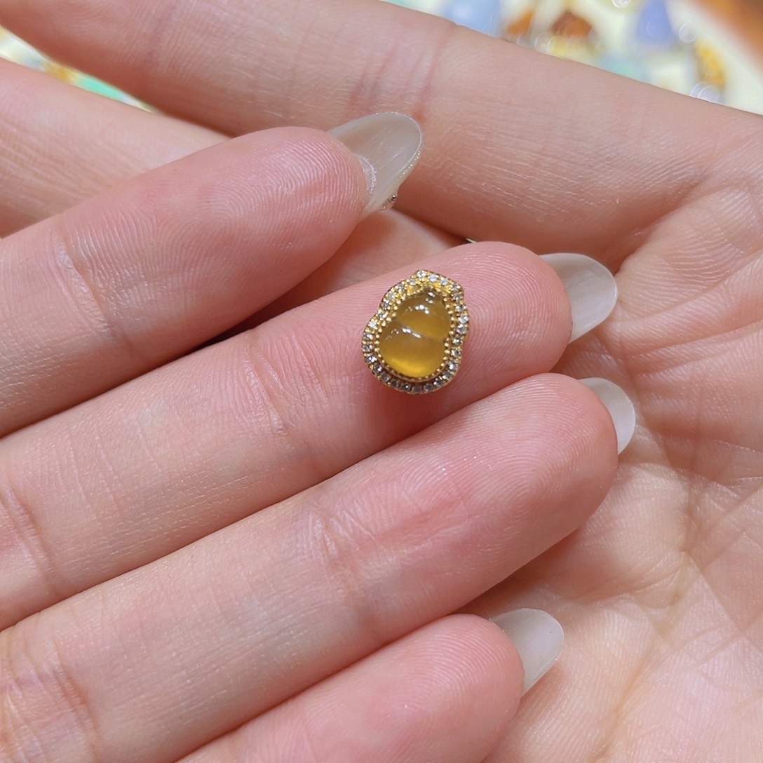 翡翠吊坠(不含链)18K金镶嵌拒**花