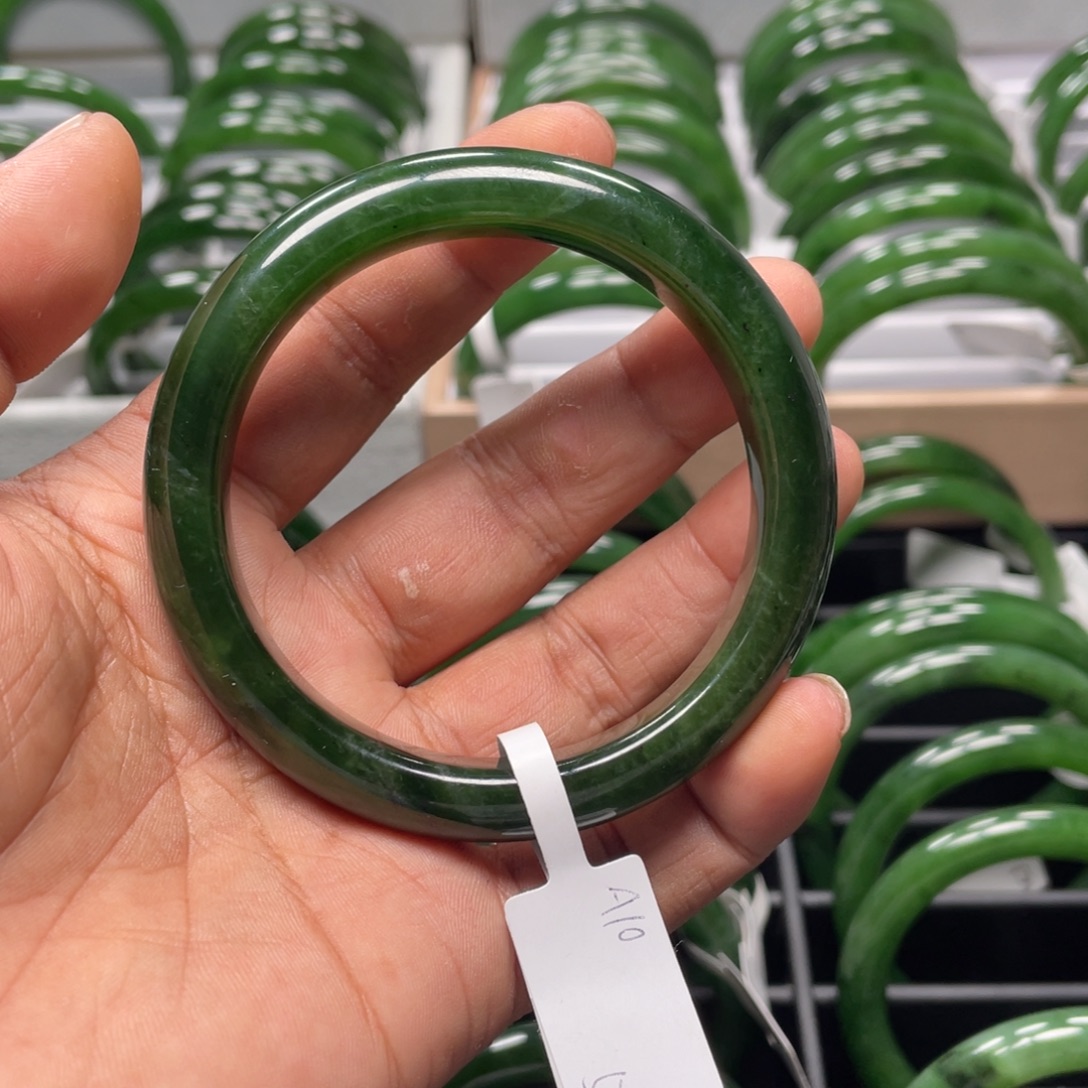 和田玉（碧玉）未镶嵌手镯