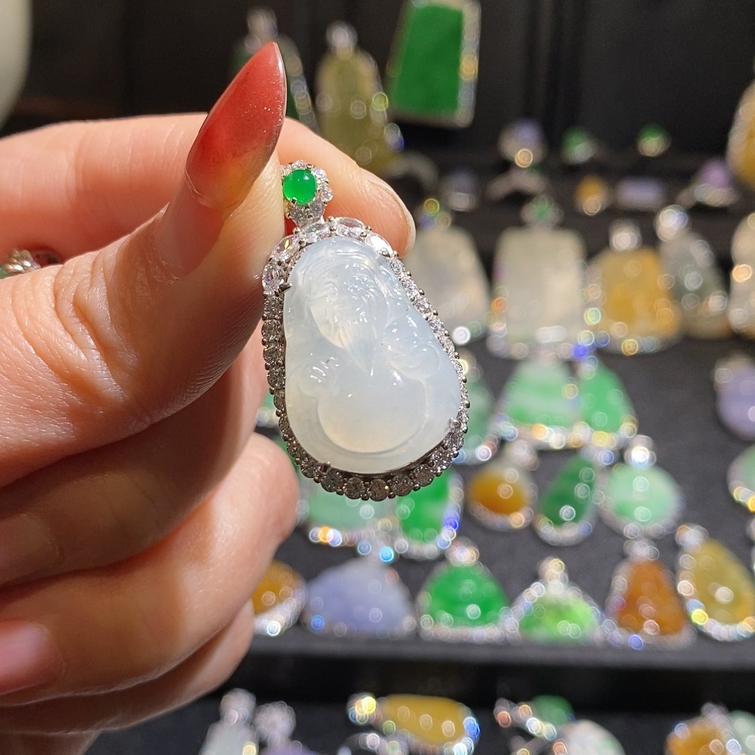 颈饰银S925镶嵌翡翠大****?天然翡翠