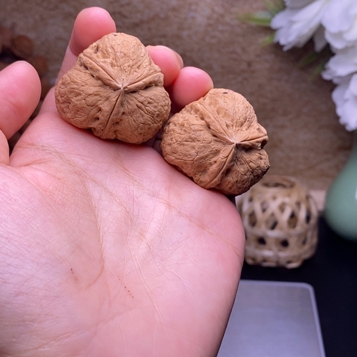 把件桃核1。            