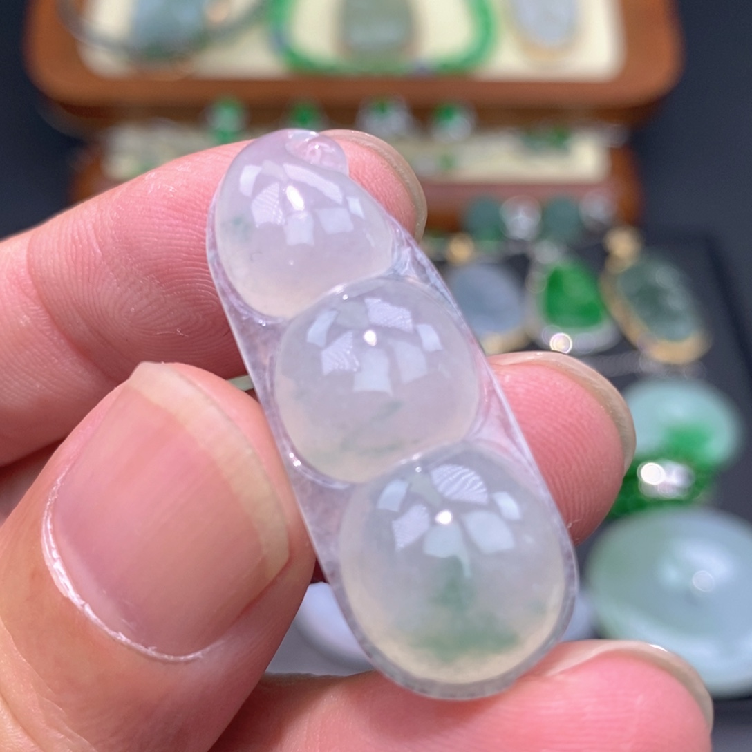 翡翠未镶嵌颈饰豆