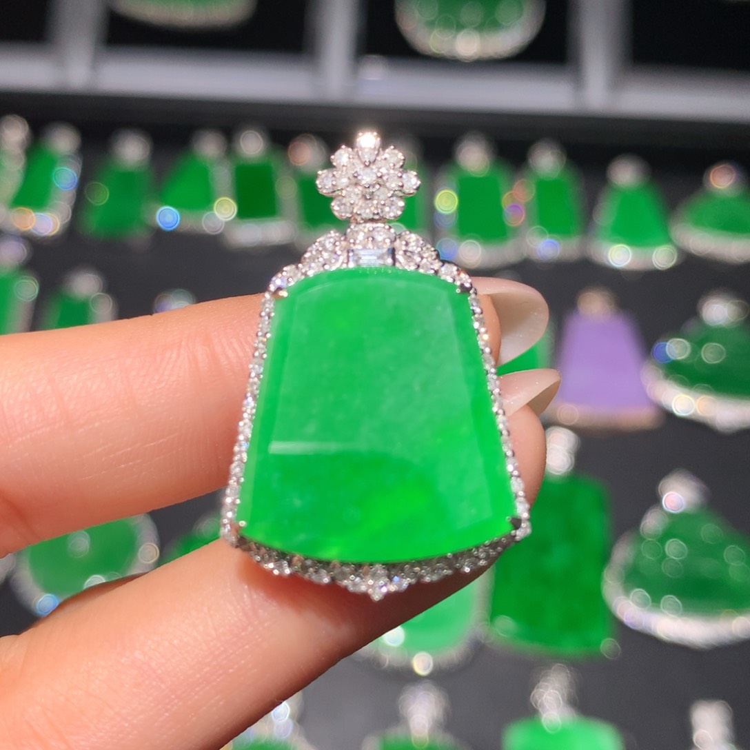 翡翠18K金镶嵌颈饰翡翠