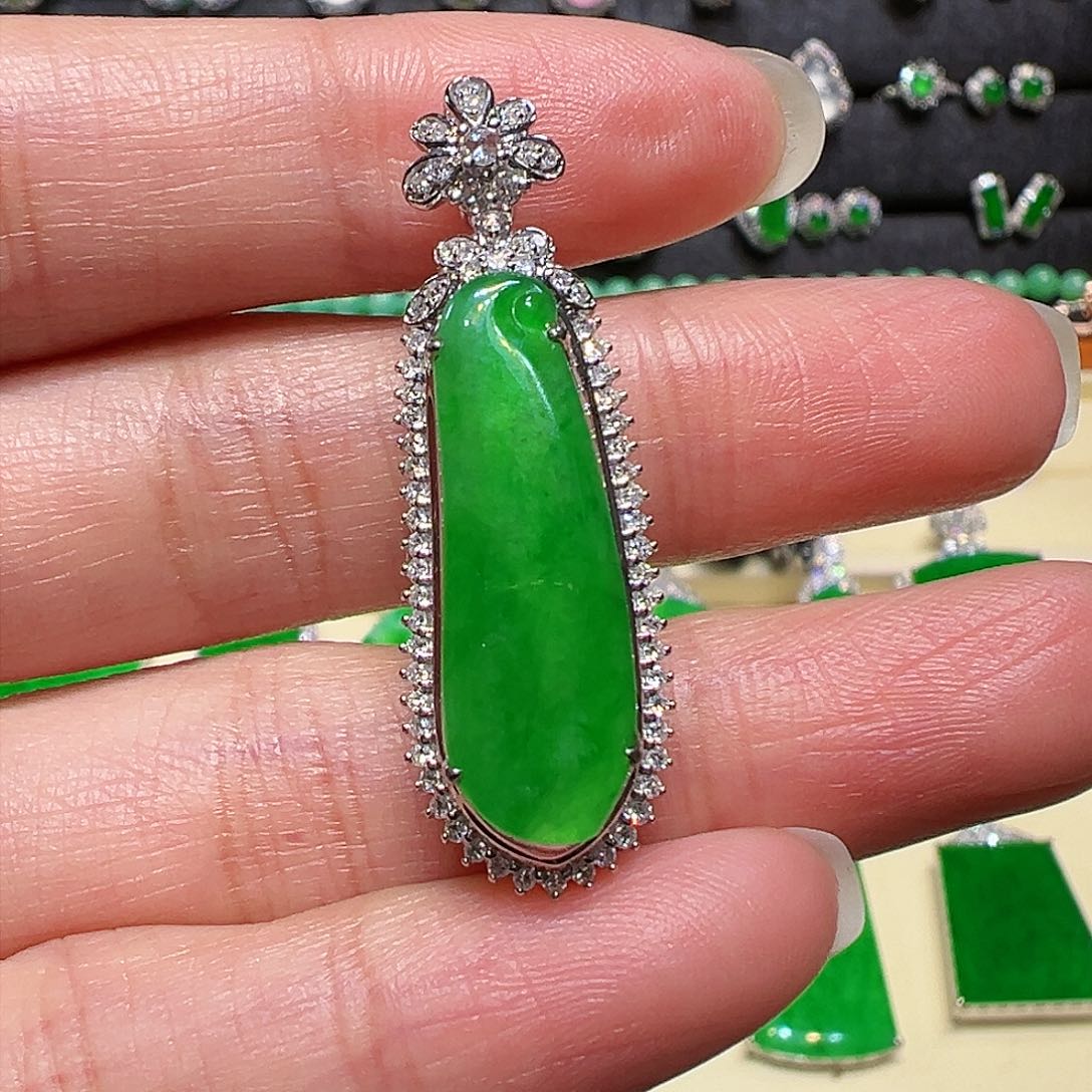 翡翠颈饰18K金镶嵌吊坠