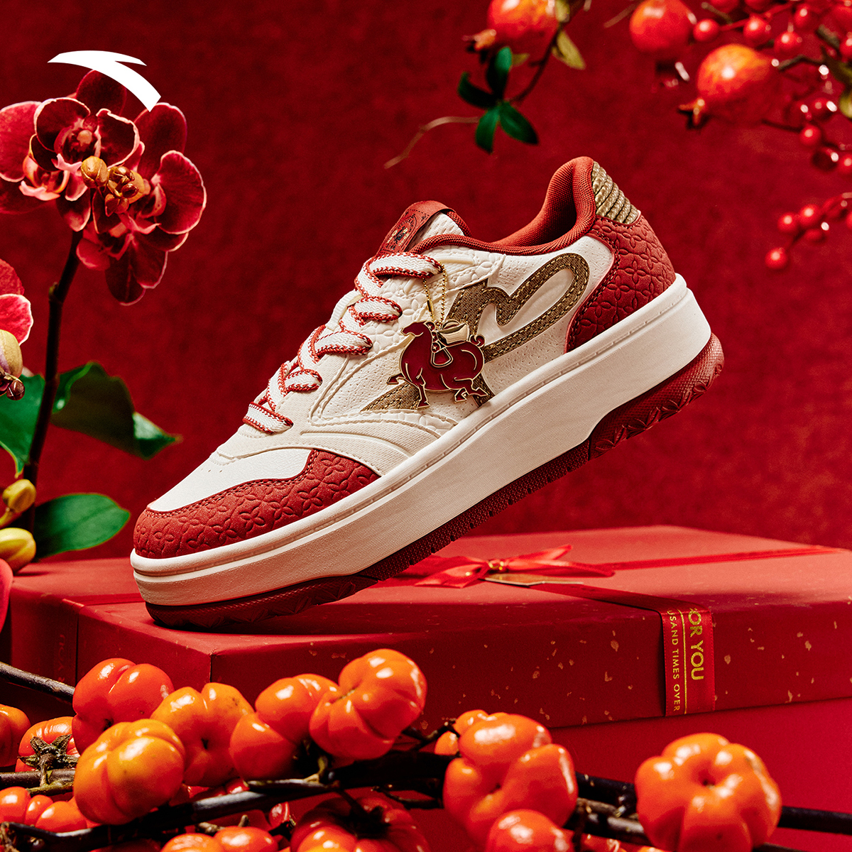 ANTA/安踏晴风女子板鞋经典红“马上有钱”刺绣舒弹科技软底休闲鞋