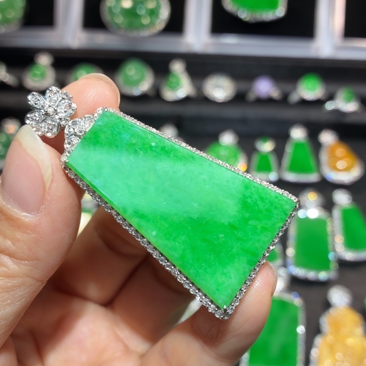 蛇***）翡翠18K金镶嵌吊坠(不含链)翡翠