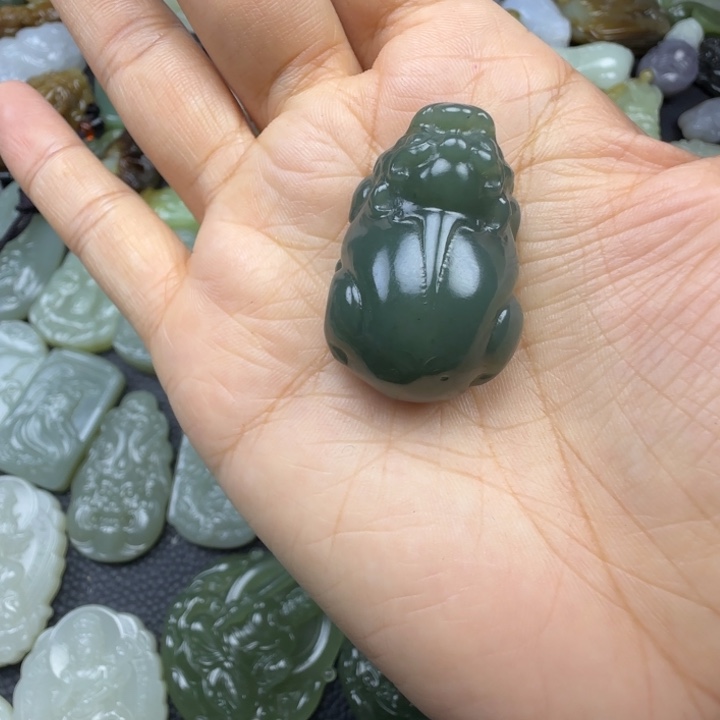 卿***词和田玉未镶嵌珠宝奇石