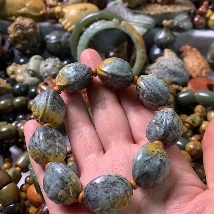 未镶嵌岫岩河磨玉（透闪石质玉）把件