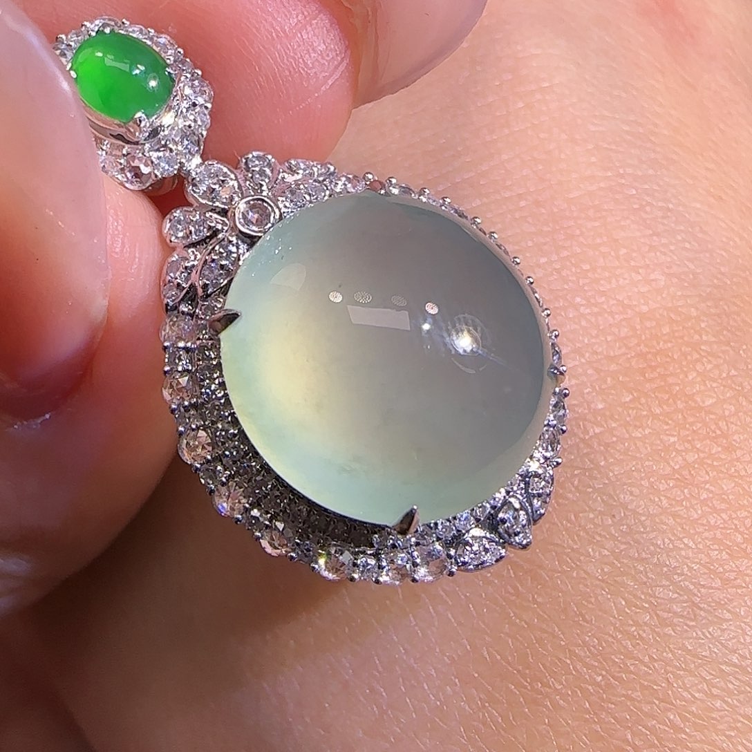 翡翠颈饰18K金镶嵌。