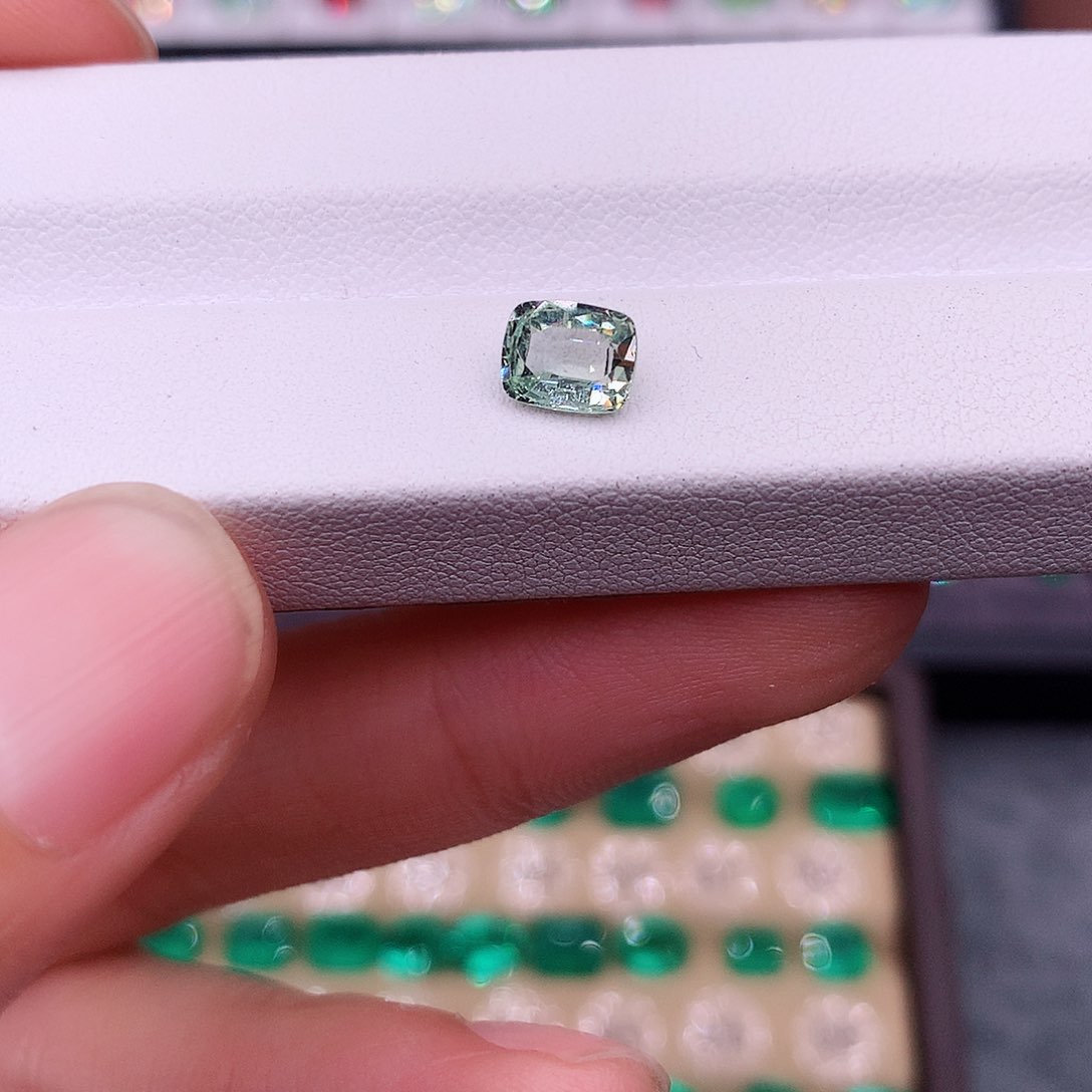 彩色蓝宝石裸石未镶嵌