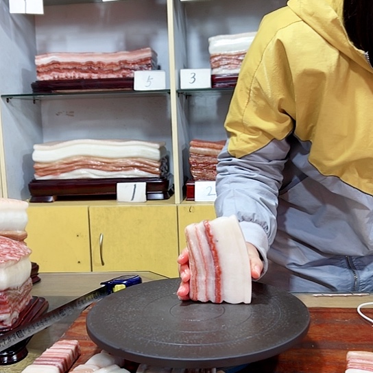 东***师石材广西柳州猪肉石摆件