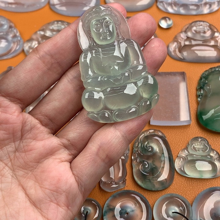 翡翠挂件未镶嵌….