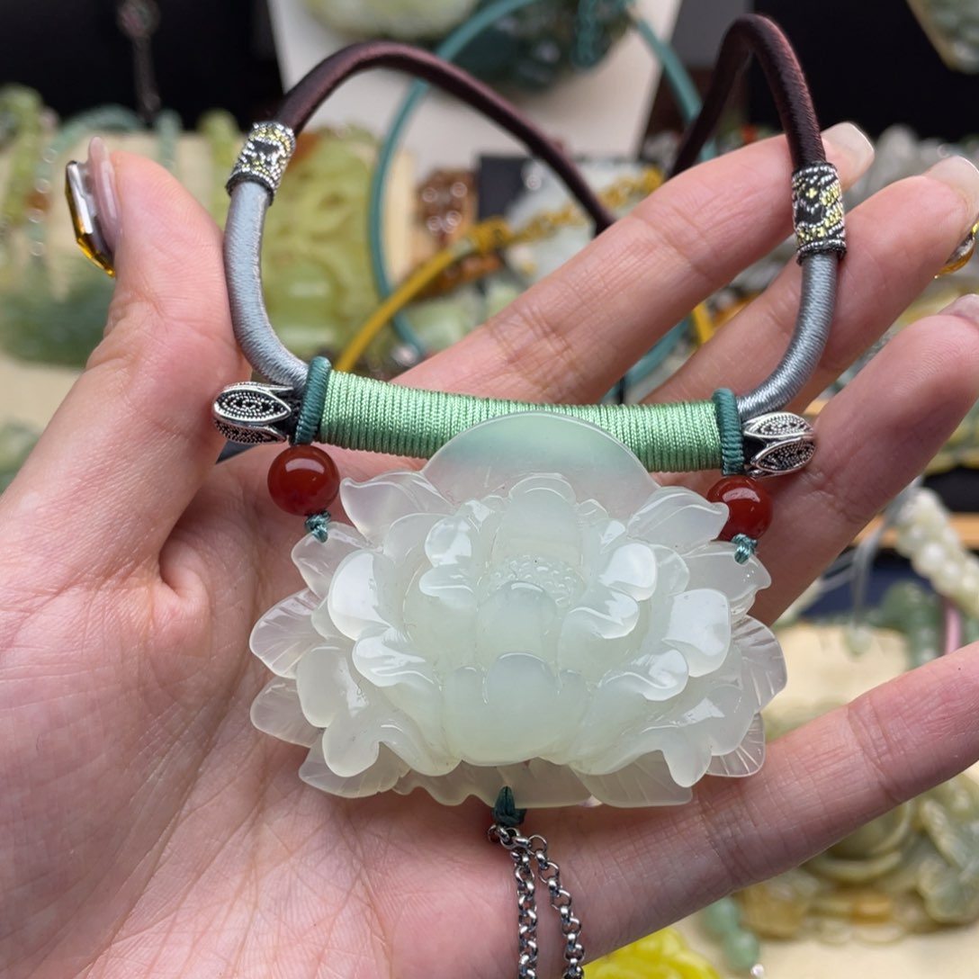 蛇纹石玉颈饰未镶嵌