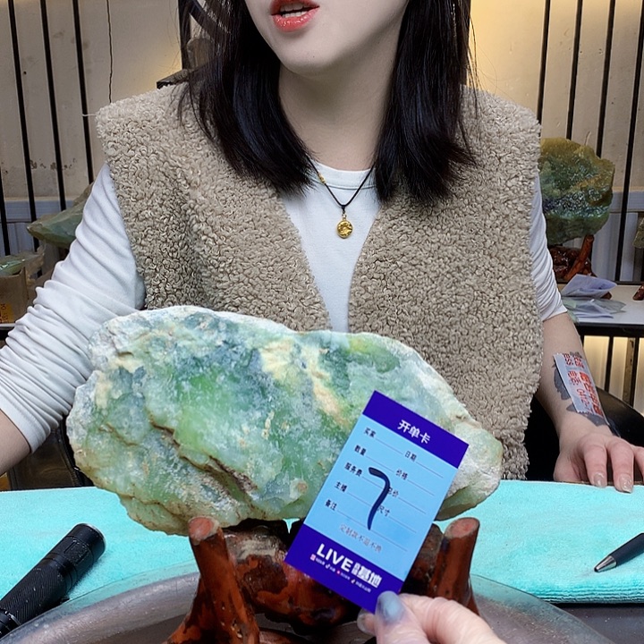 大***模蛇纹石玉未镶嵌原石